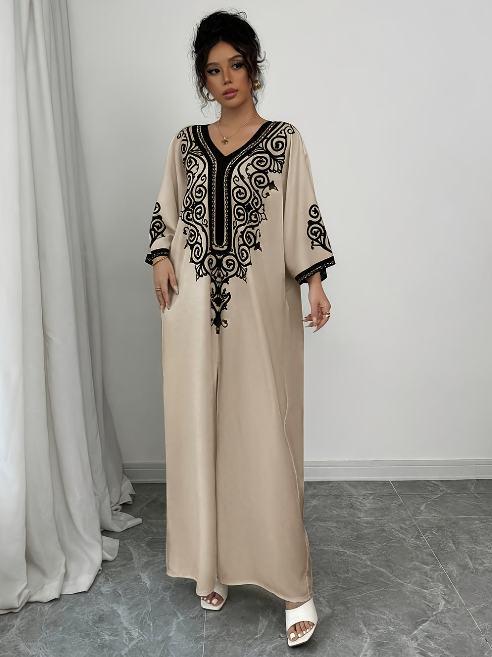 Abaya Gewaad – V-Hals & Lange Mouwen met Etnische Print