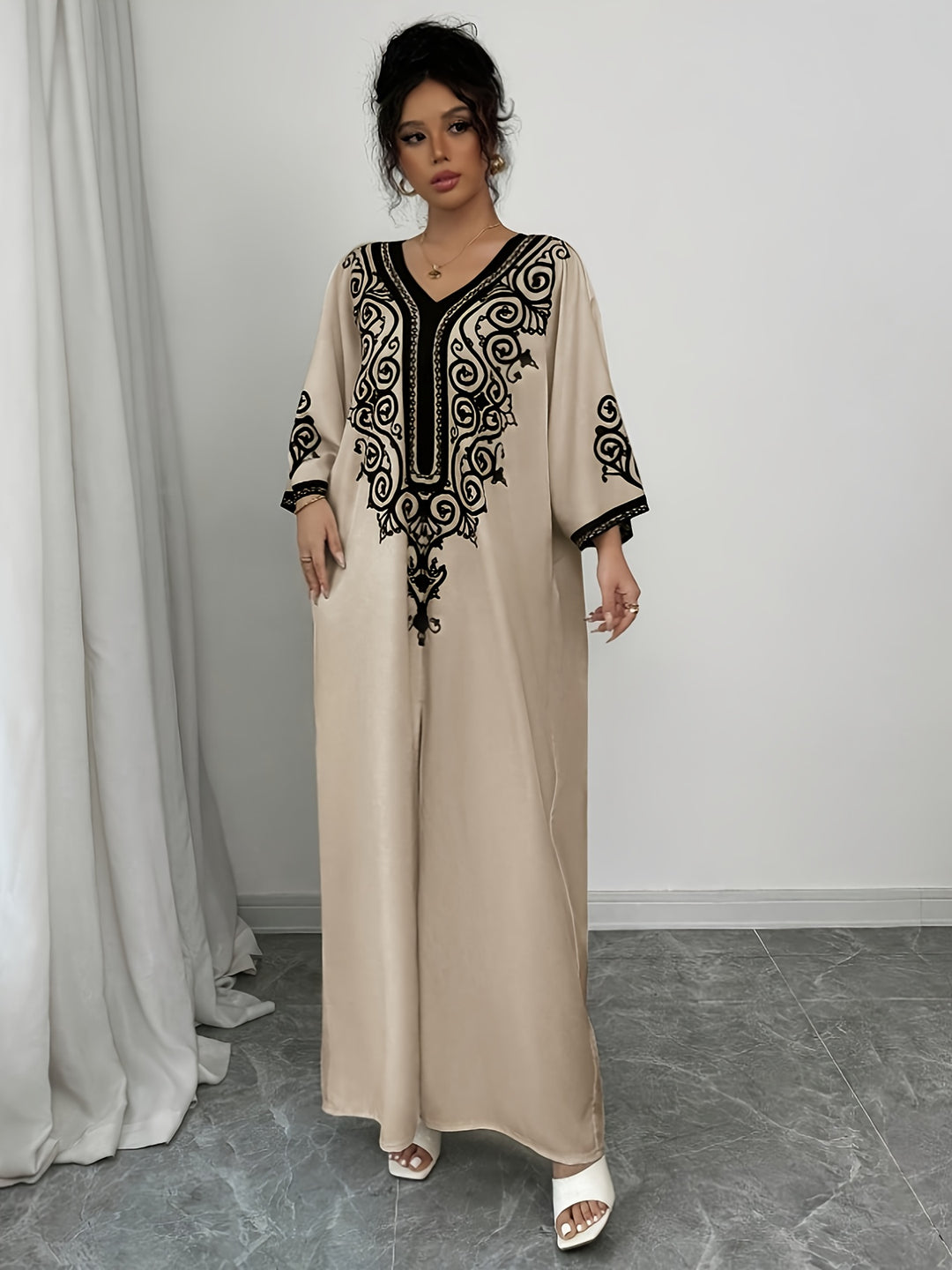 Abaya Gewaad – V-Hals & Lange Mouwen met Etnische Print