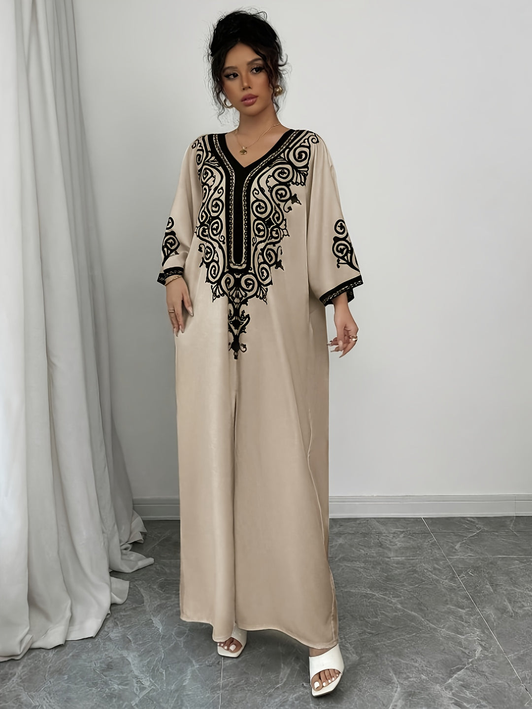 Abaya Gewaad – V-Hals & Lange Mouwen met Etnische Print
