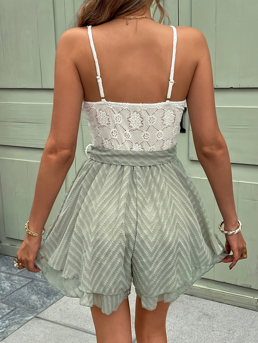 Camisole Top Met Kanten Detail – Geweven Shorts & Comfortabele Outfit