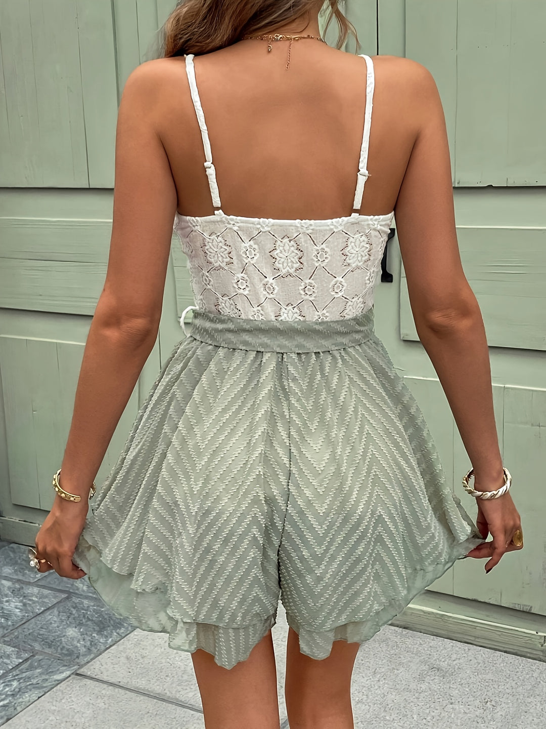 Camisole Top Met Kanten Detail – Geweven Shorts & Comfortabele Outfit