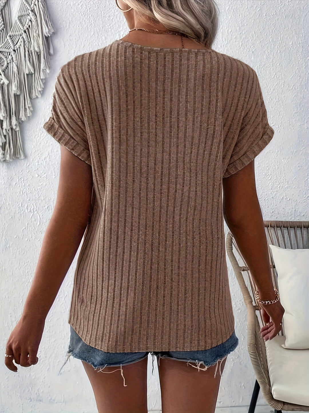 Casual Gestreept T-Shirt – V-Hals Ontwerp & Knoopsluiting