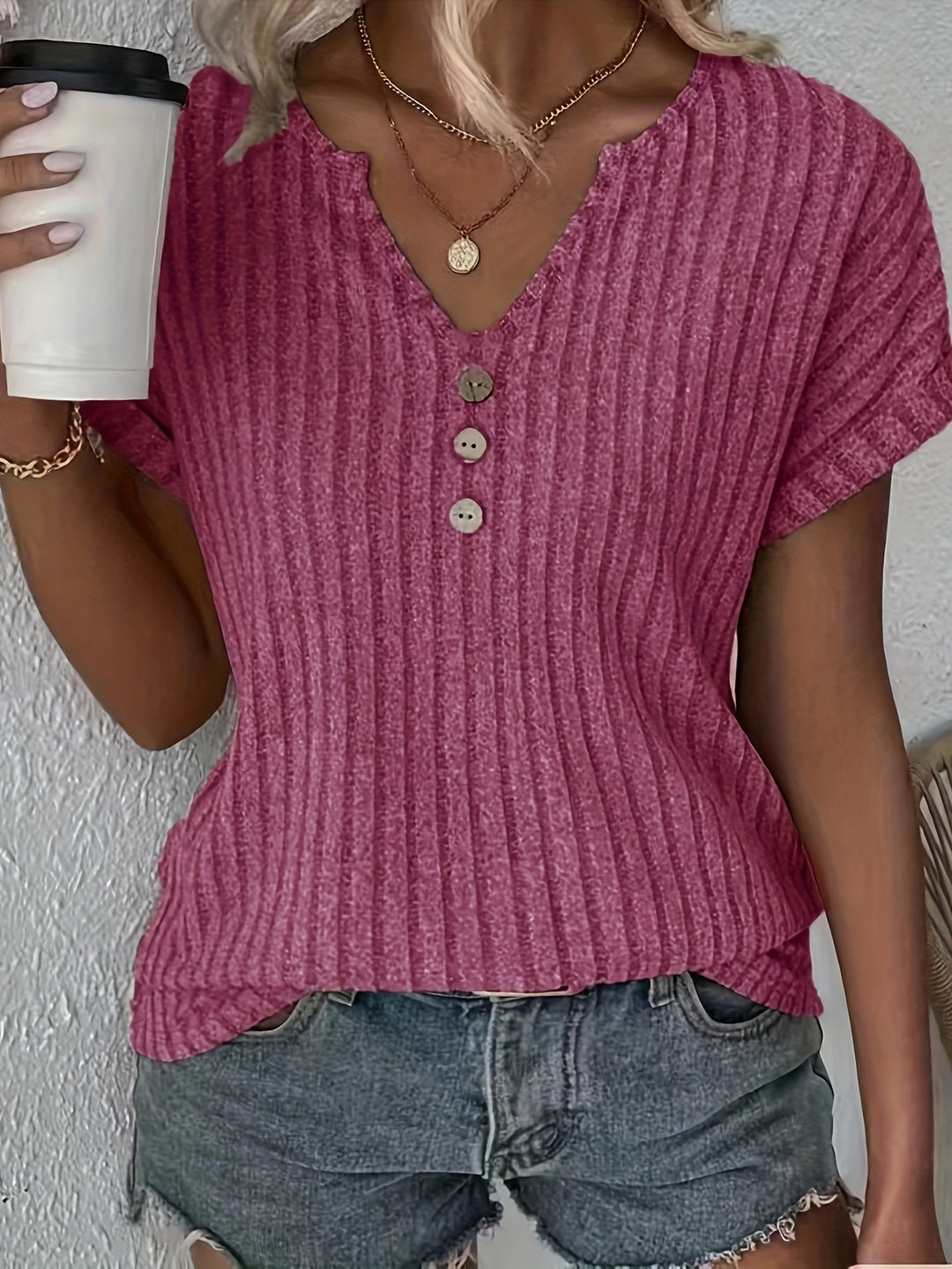 Casual Gestreept T-Shirt – V-Hals Ontwerp & Knoopsluiting