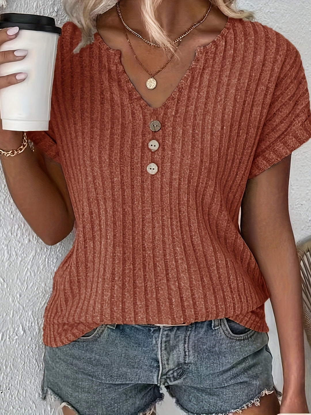 Casual Gestreept T-Shirt – V-Hals Ontwerp & Knoopsluiting