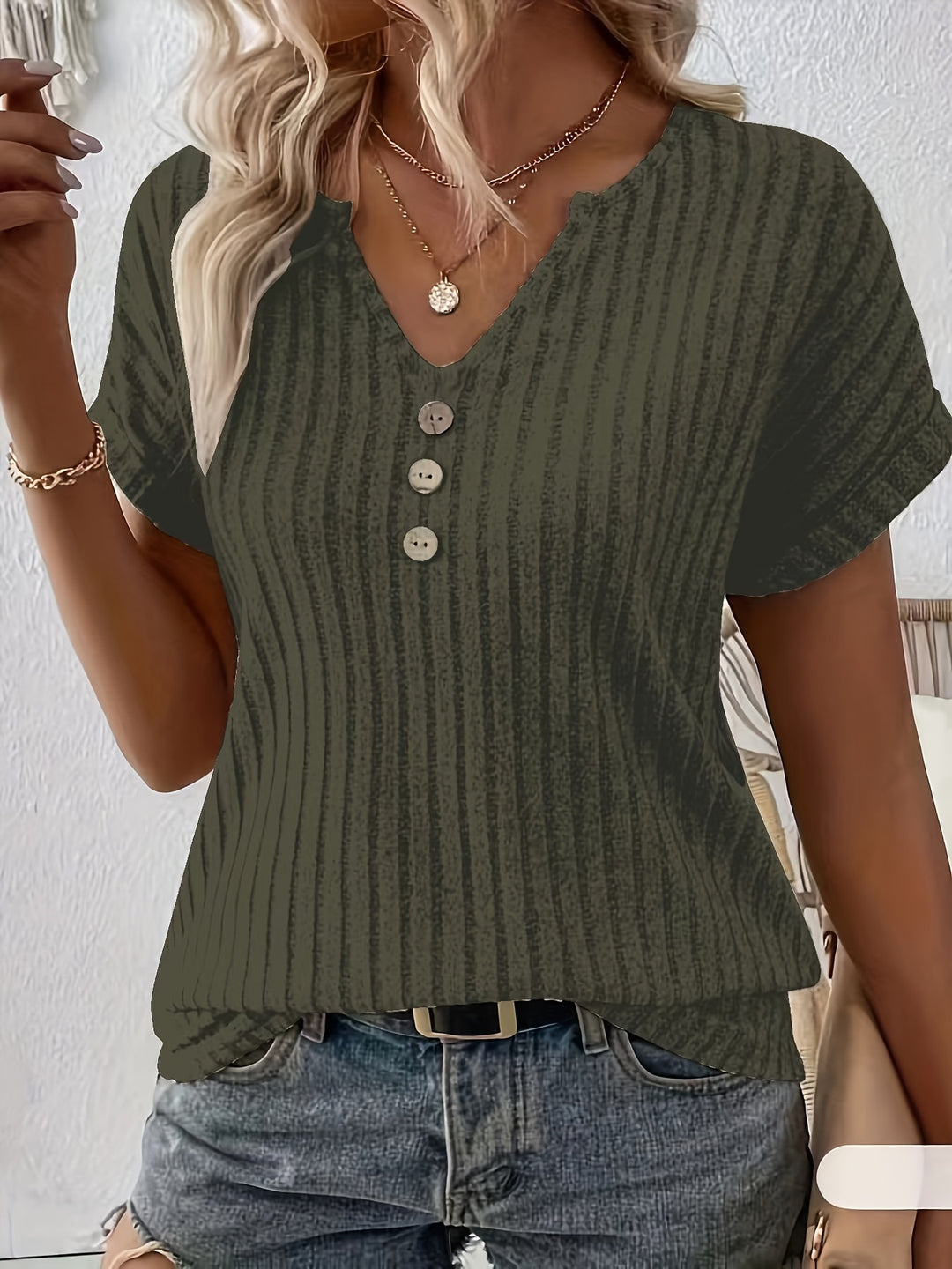 Casual Gestreept T-Shirt – V-Hals Ontwerp & Knoopsluiting