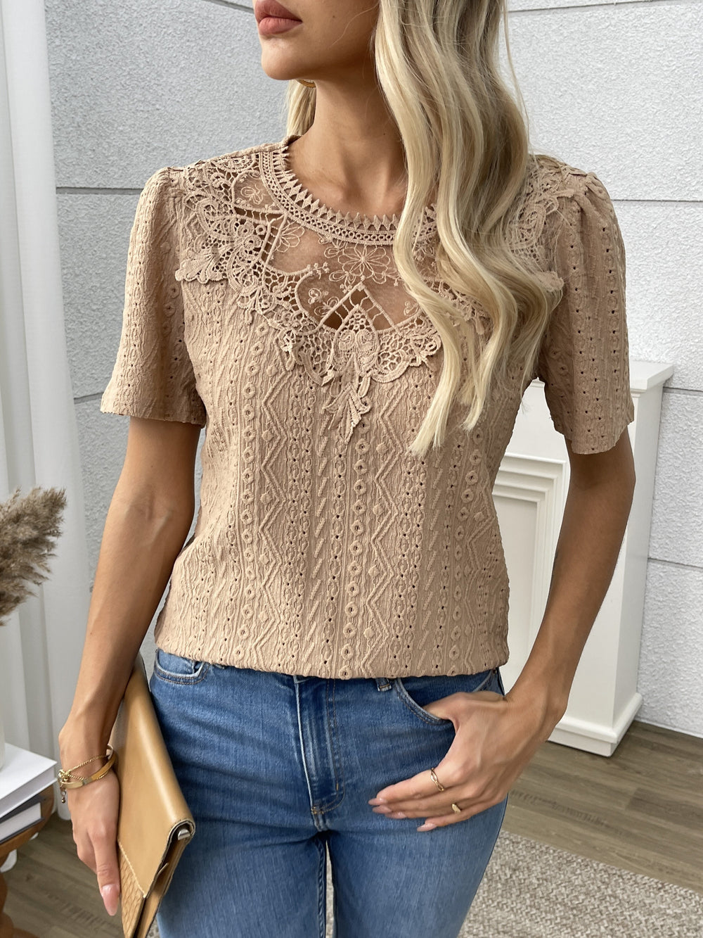 Crew Neck Blouse - Kantdetails en Korte Mouwen Stijl