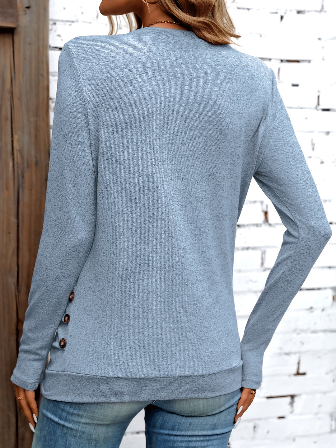 Gebreide Top – Ronde Hals & Knoopdetail voor Gemak