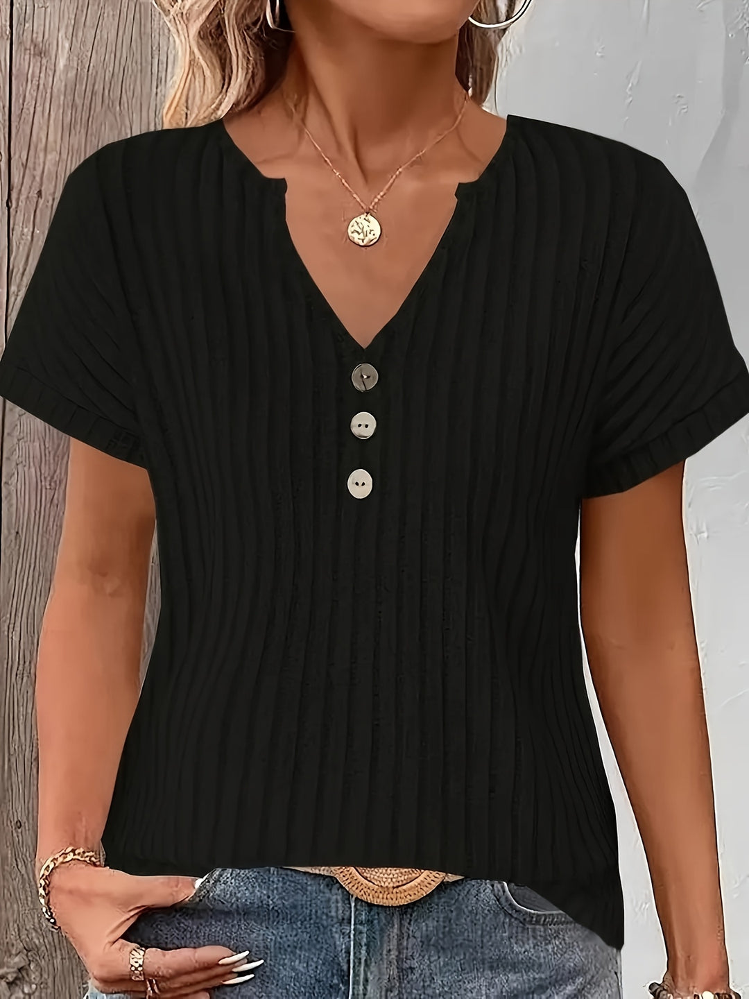 Gebreide top - V-hals en decoratieve knoopdetails