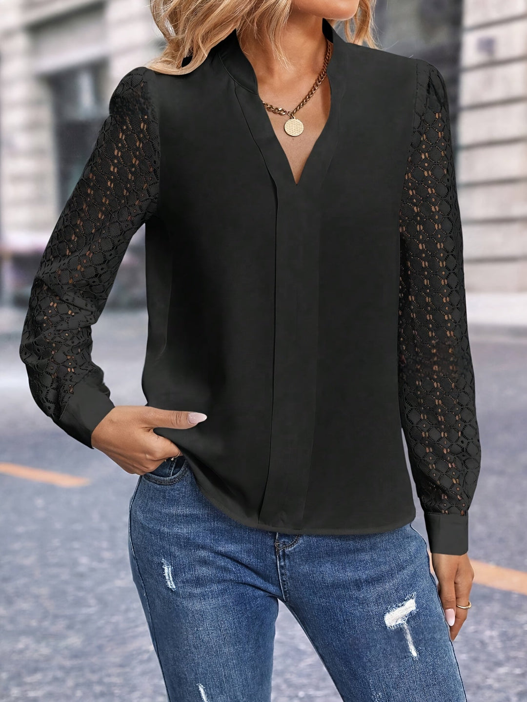 Geknotte Hals Blouse - Kantdetail en Lange Mouwen Ontwerp