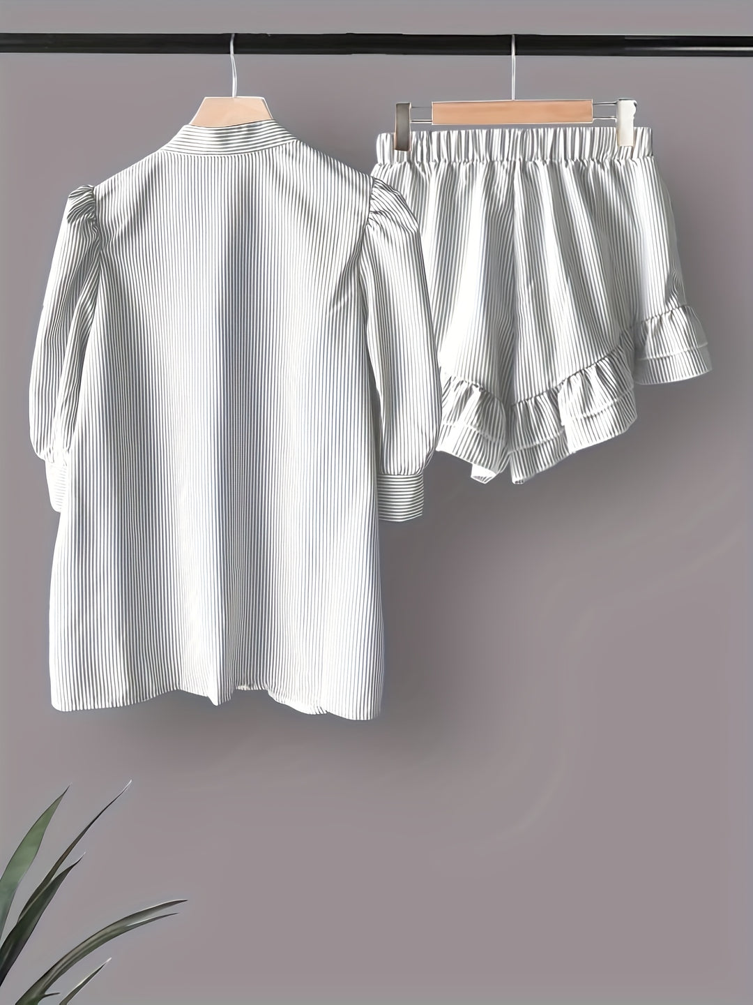 Gestreept Shirt en Ruches Shorts – Luchtig Ontwerp en Comfortabele Pasvorm