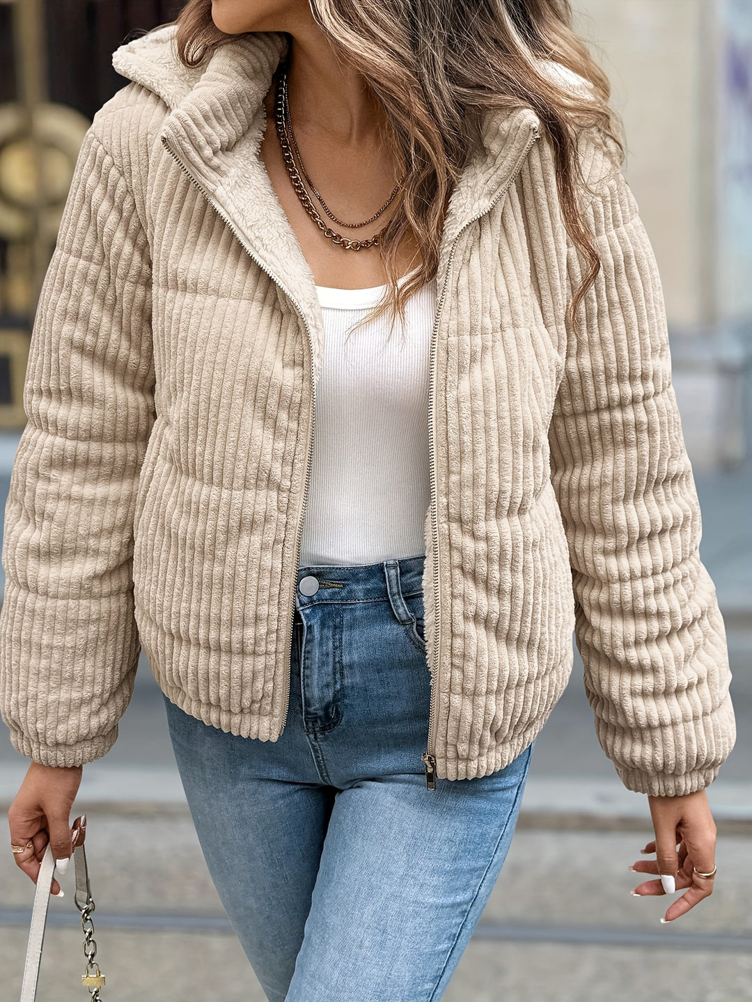 Jas – Korte Capuchon En Bewegingsvrijheid