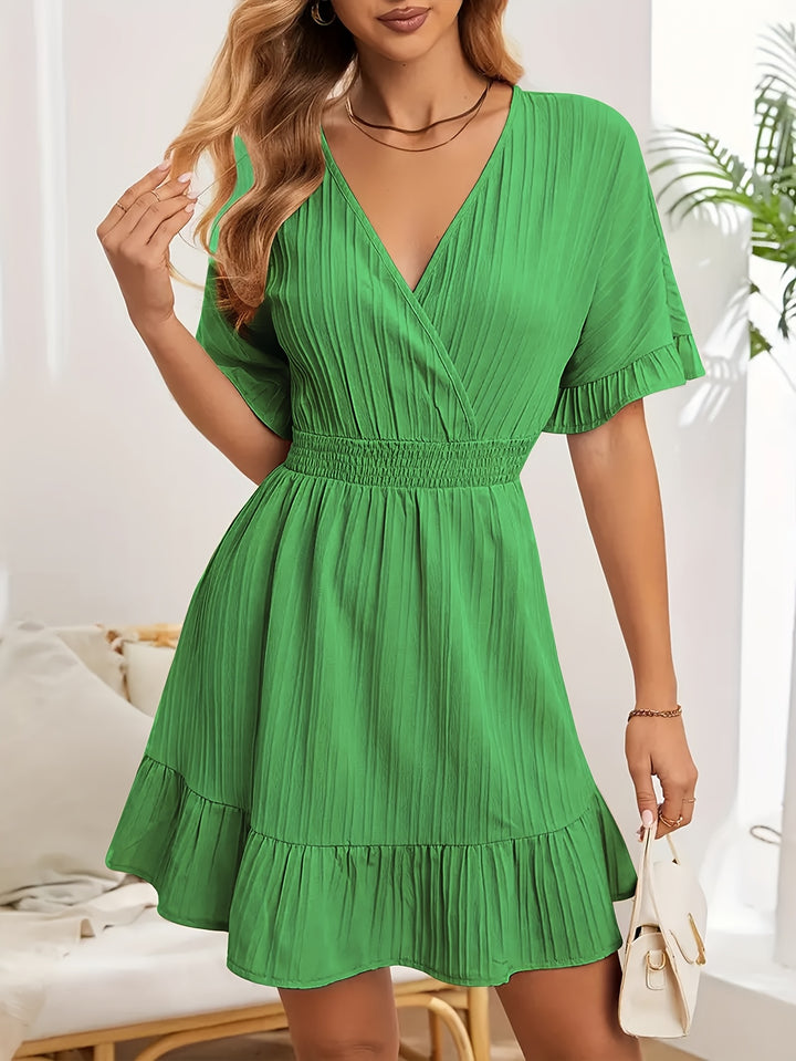 Korte Jurk – V-Hals Ontwerp & Geruite Taille