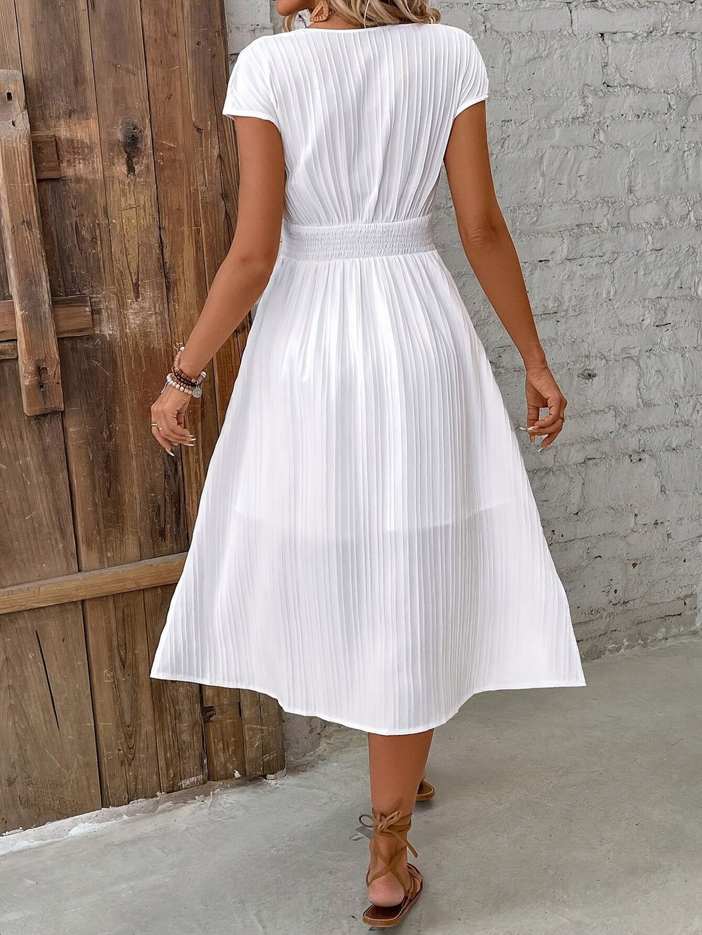 Midi Jurk – V-Hals & Geribbelde Taille