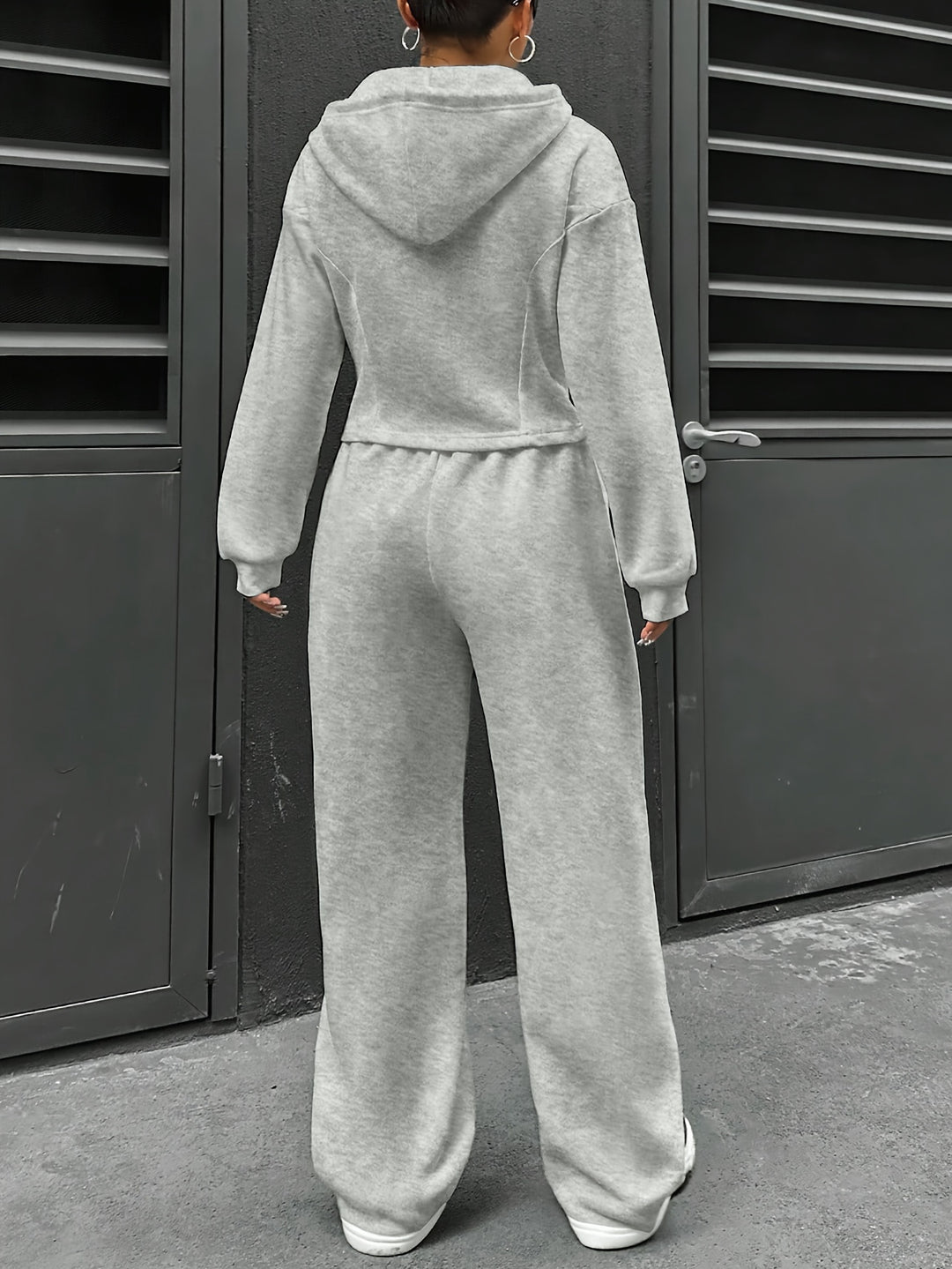 Polyestermix Trainingspak – Ritssluiting Capuchon en Relaxte Joggers