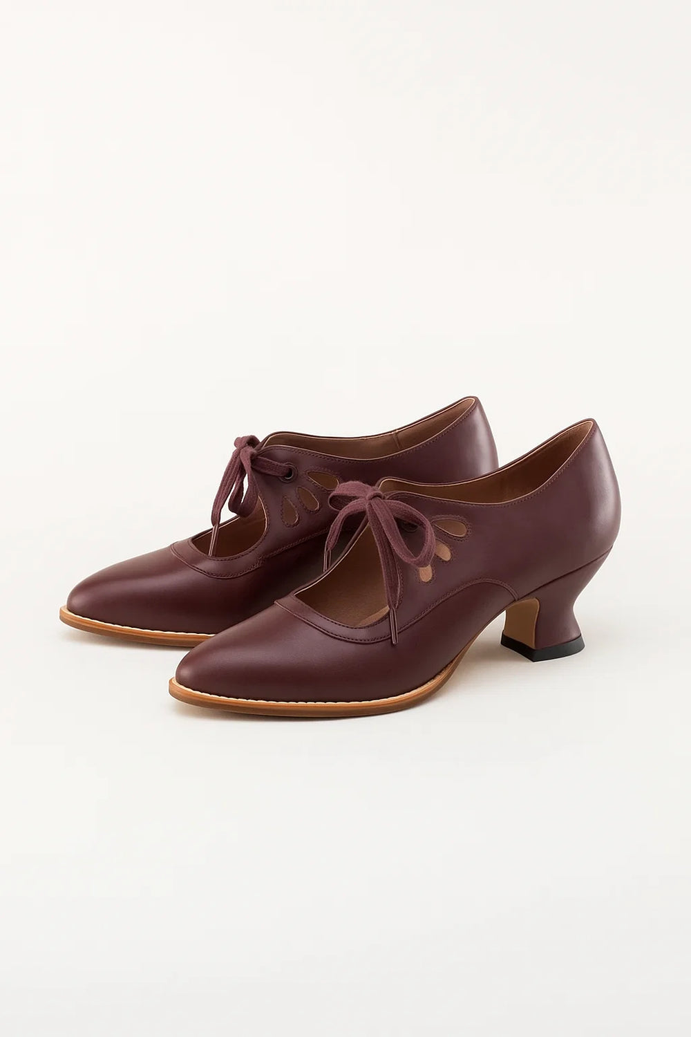 Retro Schoenen met Hak – Uitgesneden Wreef & Vetersluiting aan de Voorkant