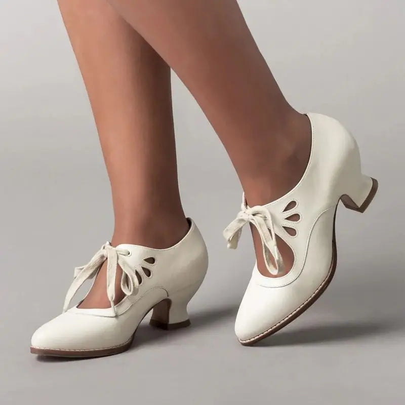 Retro Schoenen met Hak – Uitgesneden Wreef & Vetersluiting aan de Voorkant