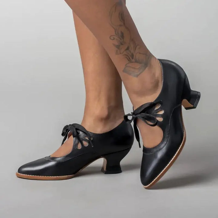 Retro Schoenen met Hak – Uitgesneden Wreef & Vetersluiting aan de Voorkant