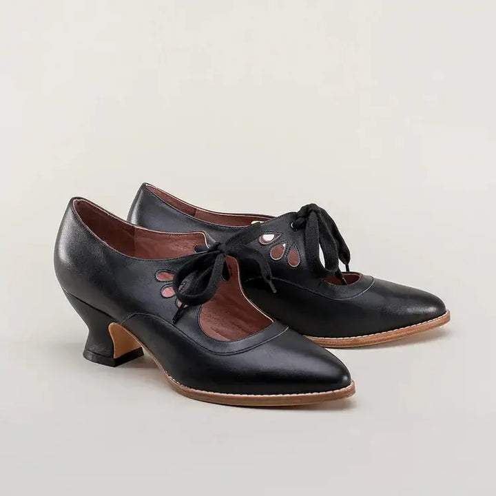 Retro Schoenen met Hak – Uitgesneden Wreef & Vetersluiting aan de Voorkant