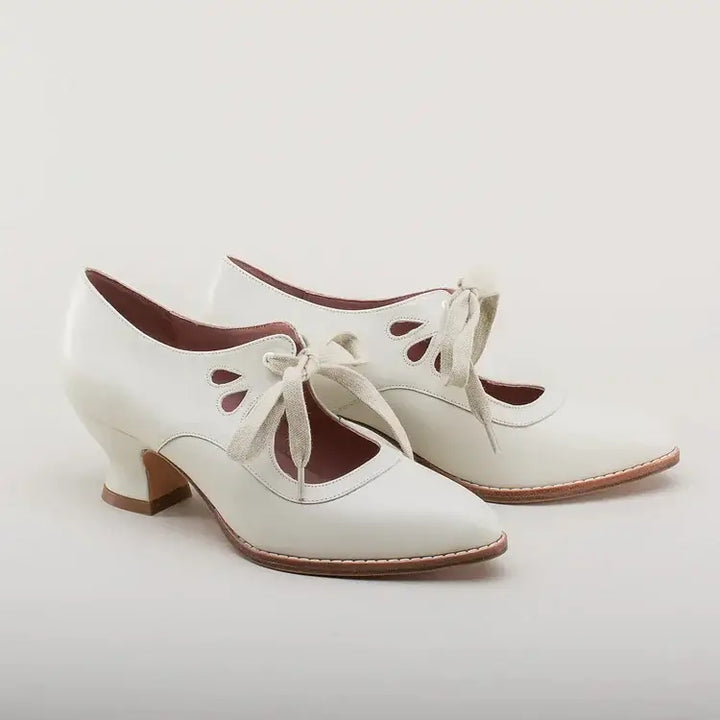 Retro Schoenen met Hak – Uitgesneden Wreef & Vetersluiting aan de Voorkant