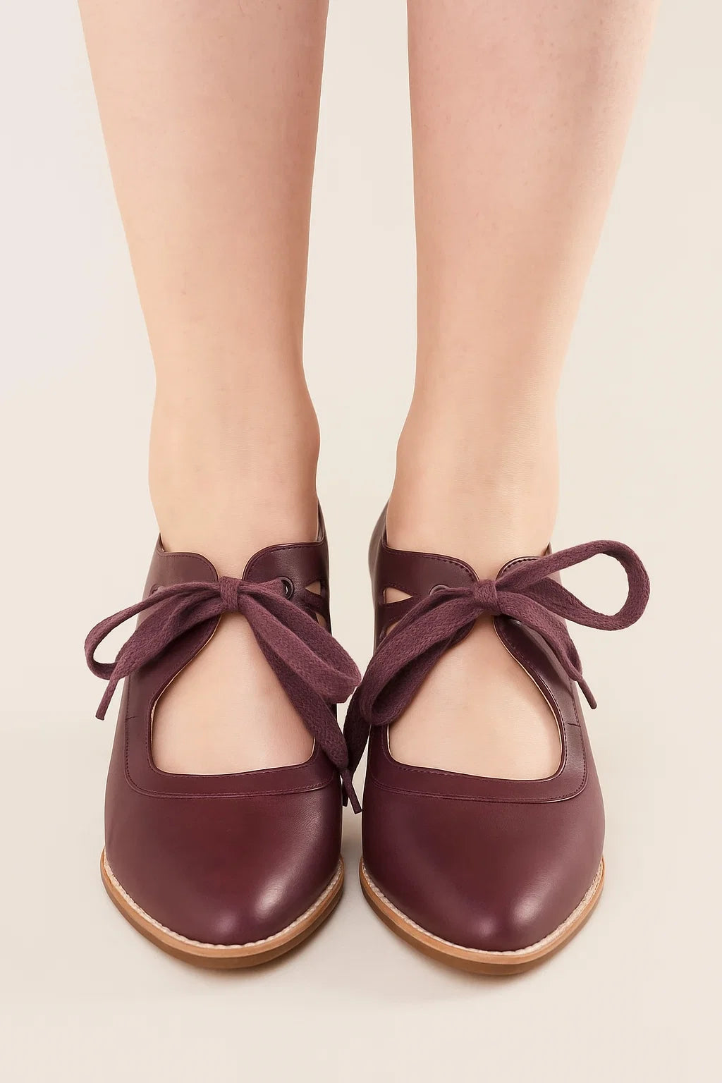 Retro Schoenen met Hak – Uitgesneden Wreef & Vetersluiting aan de Voorkant
