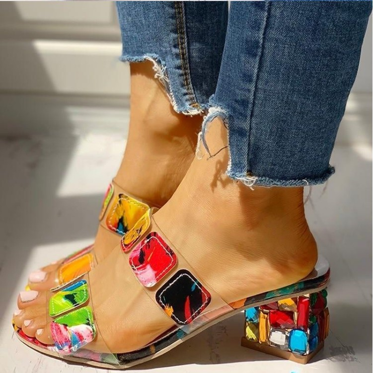 Sandalen met Hak – Glanzende PVC-Bandjes & Kleurrijke Blokhak