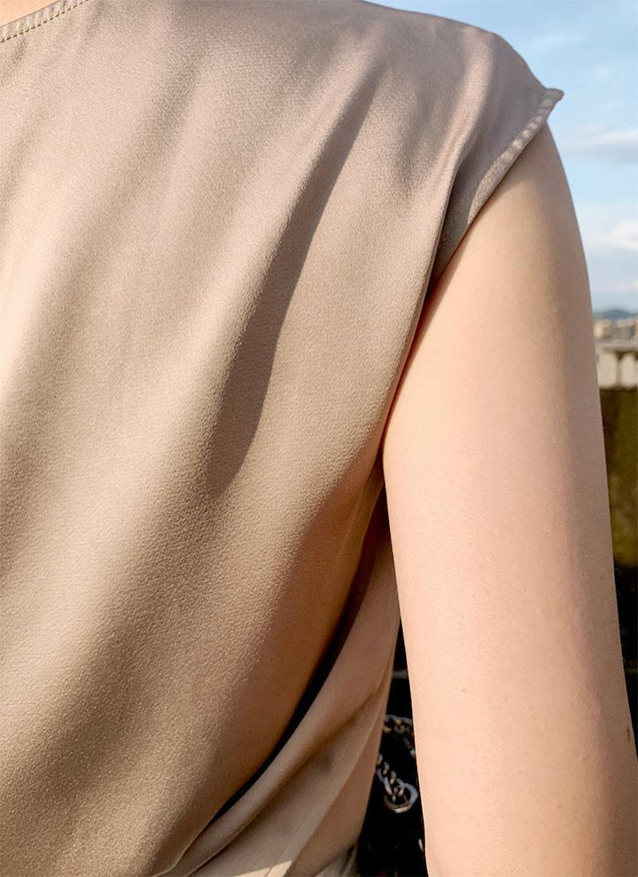 Satin Camisole Top – Ronde Hals & Mouwloze Stijl