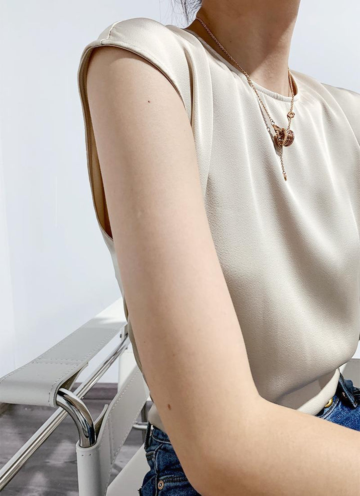 Satin Camisole Top – Ronde Hals & Mouwloze Stijl