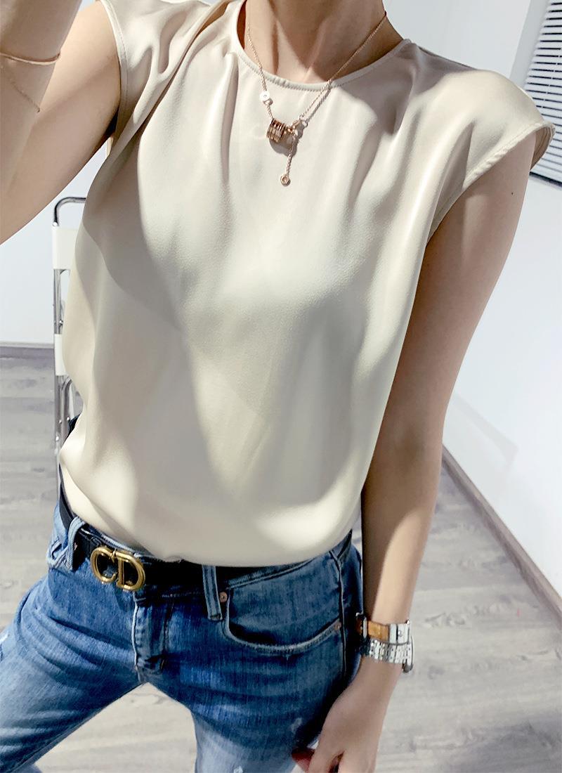 Satin Camisole Top – Ronde Hals & Mouwloze Stijl
