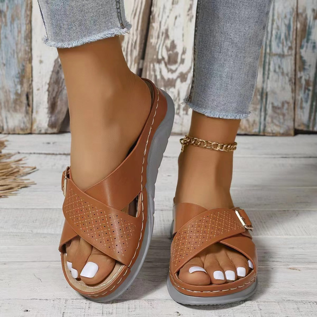 Slippers – Cross-Design & Comfortabele Wedge Vorm