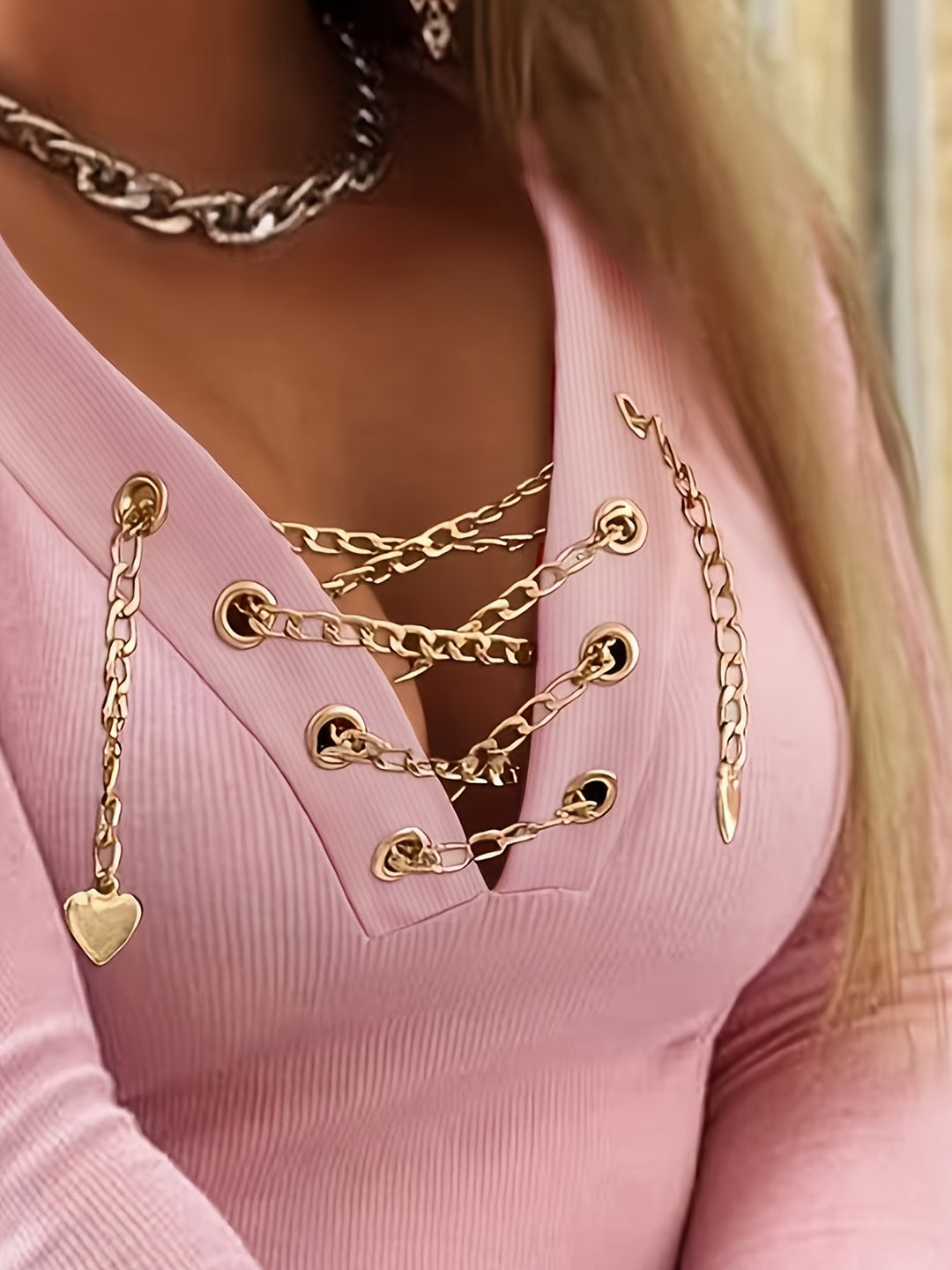 T Shirt – V Hals Met Kruisketting En Flexibele Vorm