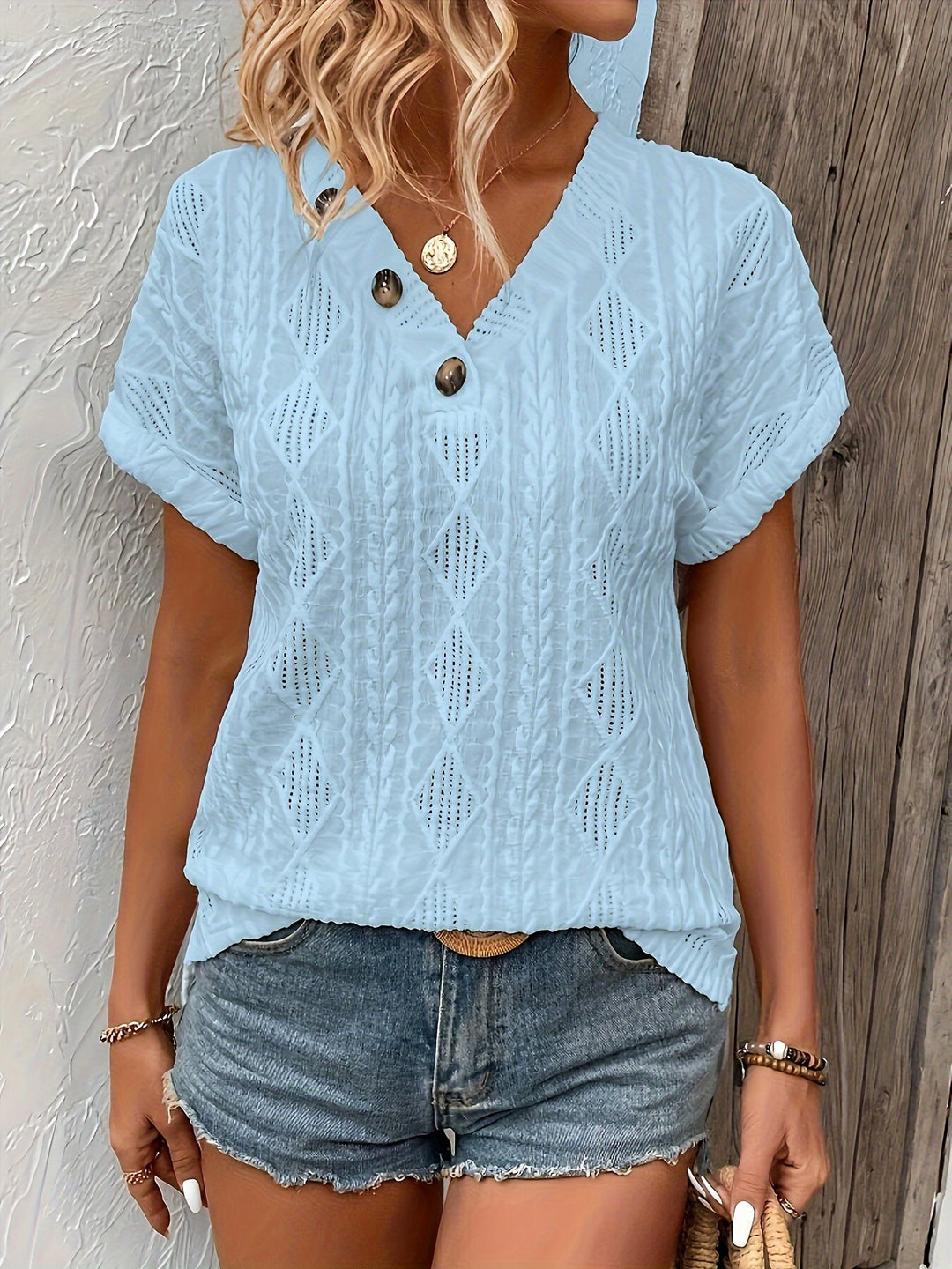 T-shirt met knoopdecoratie en V-hals - Structuurstof & korte mouwen