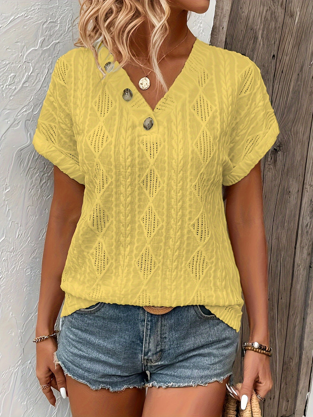 T-shirt met knoopdecoratie en V-hals - Structuurstof & korte mouwen