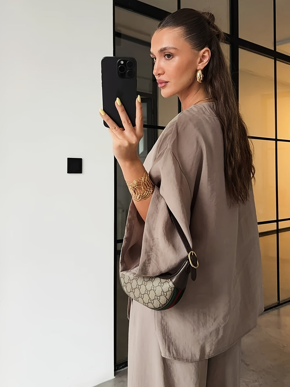Tweedelige Set – V-Hals Shirt & Hoge taille Broek