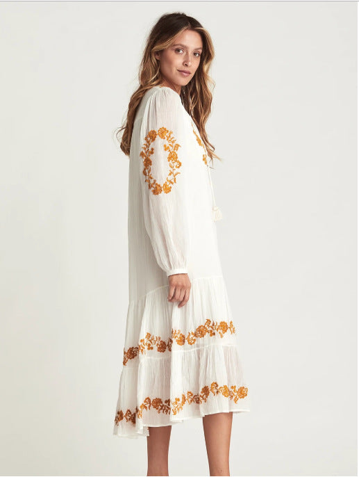 V-hals Jurk – Geborduurde Details & Losse Pasvorm
