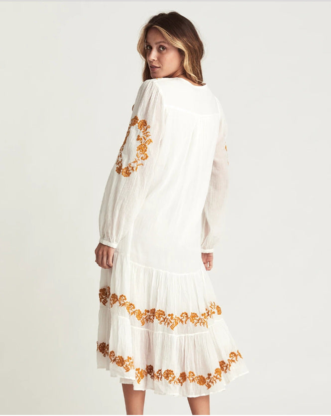 V-hals Jurk – Geborduurde Details & Losse Pasvorm